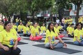 近千人参加在胡志明市举行的第八届国际瑜伽日活动