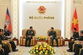 越南国防部部长潘文江大将会见柬埔寨退伍军人协会秘书长官金大将