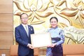 柬埔寨驻越大使获“致力于各民族和平友谊” 纪念章