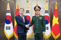 越南国防部长潘文江与韩国国防部长李钟燮举行会谈