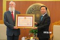 越南向澳大利亚志愿专家迈克·帕森斯授予友谊徽章