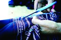 Hoa văn trên nền trang phục chủ yếu là các hình kỷ hà được làm thủ công, thể hiện sự khéo léo, tài năng của phụ nữ Mông nơi đây. Ảnh: Tuấn Anh-DTMN
