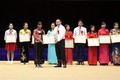 Giám đốc Sở Giáo dục và Đào tạo Lai Châu Đinh Trung Tuấn trao Giấy khen cho học sinh đạt thành tích xuất sắc trong phong trào thi đua yêu nước. Ảnh: Việt Hoàng – TTXVN