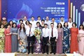 Tổng giám đốc TTXVN Nguyễn Đức Lợi tặng hoa chúc mừng BCH Liên chi hội Nhà báo TTXVN nhiệm kỳ 2020 - 2025. Ảnh: Minh Quyết – TTXVN