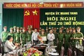 Lãnh đạo huyện Mang Yang khen thưởng thành tích xuất sắc của thượng tá Y Mai Anh và tập thể cán bộ, chiến sỹ công an huyện Mang Yang trong vụ triệt phá sới gà vào tháng 4/2020. Ảnh: Hồng Điệp - TTXVN