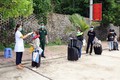 Các lưu học sinh Lào được kiểm tra thân nhiệt trước khi nhập cảnh tại cửa khẩu Chiềng Khương, tỉnh Sơn La. Ảnh: Hữu Quyết - TTXVN