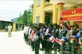 Học sinh ở xã Chế Tạo nhận quà do Quỹ GLC trao tặng. Ảnh: Quang Vinh-TTXVN