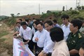 Phó Thủ tướng Phạm Bình Minh nghe lãnh đạo tỉnh Lào Cai báo cáo về kế hoạch và phương án xây cầu biên giới tại khu vực xã Bản Vược, huyện Bát Xát. Ảnh: Hồng Ninh-TTXVN