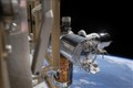 Tàu vũ trụ Crew Dragon của SpaceX (phải) ngoài không gian, ngày 1/7/2020. Ảnh: AFP/ TTXVN