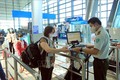 Hành khách khai báo y tế tại Cảng hàng không quốc tế Cát Bi. Ảnh: An Đăng - TTXVN
