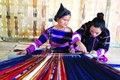 Phụ nữ Bahnar ở làng Pơ Nang luôn có ý thức gìn giữ nghề dệt thổ cẩm truyền thống . Ảnh: Hồng Điệp