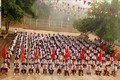 Thầy cô giáo và học sinh Trường Phổ thông dân tộc bán trú THCS xã Ka Lăng nô nức khai giảng năm học mới. Ảnh: Đinh Thùy – TTXVN