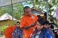 Nhóm thiện nguyện cắt tóc miễn phí cho người dân tại Tịnh xá Ngọc Liên (huyện Cờ Đỏ, thành phố Cần Thơ). Ảnh: Ánh Tuyết – TTXVN