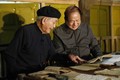 Nghệ nhân Dân gian Lương Long Vân (bên trái) cùng nhà nghiên cứu văn hóa dân gian Tống Đại Hồng. Ảnh: Phùng Nam Sương