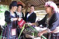 Rượu của người dân bản Sin Suối Hồ được đong bằng ống tre, nứa, mang đậm bản sắc người dân tộc Mông vùng cao. Ảnh: Việt Hoàng-TTXVN