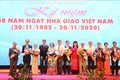 Ban tổ chức tặng hoa chúc mừng cho các thế hệ Nhà giáo ưu tú trên địa bàn tỉnh Đắk Lắk. Ảnh: Tuấn Anh – TTXVN