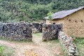 Bờ rào đá bao quanh nhà trình tường của đồng bào người Mông ở thôn Lũng Cẩm, xã Sủng Là, huyện Đồng Văn (Hà Giang). Ảnh: Nguyễn Chiến-TTXVN