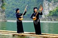 Biểu diễn hát Then, đàn Tính trên lòng hồ thủy điện Tuyên Quang