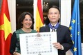 Đại sứ Tây Ban Nha tại Việt Nam María del Pilar Méndez Jiménez trao Huân chương Công trạng dân sự Encomienda tặng Tổng Giám đốc TTXVN, Chủ tịch Hội hữu nghị Việt Nam-Tây Ban Nha Nguyễn Đức Lợi. Ảnh: Văn Điệp – TTXVN