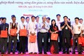 Thủ tướng Nguyễn Xuân Phúc tặng quà cho các nông dân tham gia đối thoại. Ảnh: Thống Nhất