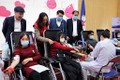 Cán bộ Công ty Điện lực Lai Châu tham gia hiến máu tình nguyện. Ảnh: Đinh Thùy - TTXVN