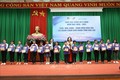 Tặng học bổng Vừ A Dính cho học sinh dân tộc vượt khó hiếu học tỉnh Đắk Lắk. Ảnh: Hoài Thu – TTXVN.