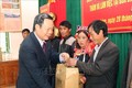 Phó Chủ tịch Quốc hội, Phùng Quốc Hiển tặng quà các gia đình chính sách, hộ nghèo có hoàn cảnh đặc biệt khó khăn của xã Thu Lũm, huyện Mường Tè, tỉnh Lai Châu. Ảnh: Quý Trung – TTXVN