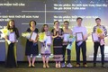 Trao giải cho các tác giả đoạt giải “Thiết kế mẫu sản phẩm lưu niệm văn hóa – du lịch Kon Tum năm 2020”. Ảnh: Dư Toán – TTXVN