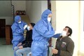 Lực lượng CDC Quảng Bình lấy mẫu bệnh phẩm xét nghiệm với các trường hợp nhập cảnh trái phép từ Campuchia về nước. Ảnh: Võ DUng -TTXVN