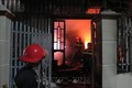Lực lượng phòng cháy, chữa cháy và cứu nạn cứu hộ (Công an tỉnh Điện Biên) dập lửa trong phòng khách tầng 1 căn nhà. Ảnh: Xuân Tiến –TTXVN