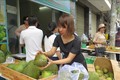 Người dân mua bưởi da xanh tại điểm bán hàng Trung tâm Hỗ trợ nông dân và Giáo dục nghề nghiệp (số 6, Tô Vĩnh Diện, TP Nha Trang). Ảnh: Phan Sáu – TTXVN