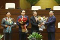 Chủ tịch Quốc hội Vương Đình Huệ tặng hoa chúc mừng các Phó Chủ tịch Trần Thanh Mẫn, Nguyễn Khắc Định và Nguyễn Đức Hải. Ảnh: Doãn Tấn - TTXVN