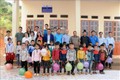 Lãnh đạo Tỉnh đoàn Sơn La và huyện Thuận Châu cùng các nhà tài trợ tặng quà cho các em học sinh trường Tiểu học Mường Khiêng 1 và 2. Ảnh: Quang Quyết-TTXVN