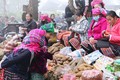 Sản phẩm bày bán tại chợ phiên Sin Suối Hồ chủ yếu là nông sản do đồng bào Mông nuôi trồng, thu hái từ rừng hoặc những bộ trang phục truyền thống do các bà, các mẹ thêu thùa, may dệt. Ảnh: Nguyễn Oanh