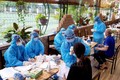  Nhân viên y tế lấy mẫu dịch hầu họng cho người dân ở Khu đô thị Đồng Sơn, thành phố Phúc Yên. Ảnh: Hoàng Hùng - TTXVN