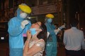 Nhân viên y tế quận Hải Châu khẩn trương lấy mẫu xét nghiệm người dân ngay trong đêm. Ảnh: Văn Dũng - TTXVN
