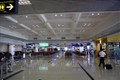  Khung cảnh vắng vẻ tại sân bay Nội Bài những ngày này, dự kiến lượng khách tiếp tục giảm trong những ngày tới nếu dịch còn có diễn biến phức tạp. Ảnh: Huy Hùng - TTXVN