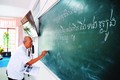 Dù đã ngoài 80 tuổi, thầy Lâm Es vẫn miệt mài với công tác khuyến học, thường xuyên đứng lớp dạy chữ Khmer tại nhiều điểm trường trên địa bàn tỉnh Sóc Trăng và các tỉnh, thành ở Nam Bộ. Ảnh: An Hiếu