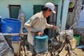 Người dân xã Mỹ Chánh (huyện Phù Mỹ) hàng ngày phải đi mua nước sạch về sử dụng vì giếng khô cạn hoặc bị nhiễm phèn, mặn. Ảnh: Tường Quân - TTXVN.