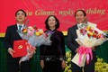 Bà Trương Thị Mai, Ủy viên Bộ Chính trị, Bí thư Trung ương Đảng, Trưởng Ban Tổ chức Trung ương tặng hoa chúc mừng ông Lê Tiến Châu, ông Nghiêm Xuân Thành. Ảnh: Duy Khương – TTXVN