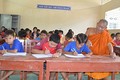 Thượng tọa Tăng Sa Vông, trụ trì chùa Cái Giá ở xã Hưng Hội, huyện Vĩnh Lợi dạy chữ cho học sinh dân tộc Khmer. Nguồn: mattran.org.vn