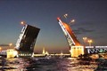 Hình ảnh hai cánh cầu rộng mở từ lâu đã là biểu tượng của thành phố St. Petersburg. Cầu được xây dựng đầu thế kỷ 20 với phần kết cấu thép nặng 7770 tấn, dài 250m, mỗi cánh cầu mở có trọng lượng 700 tấn. Ảnh: Duy Trinh - PV TTXVN tại Nga