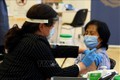 Nhân viên y tế tiêm vaccine Pfizer/BioNTech ngừa COVID-19 cho người dân tại Toronto, Canada. Ảnh: AFP/TTXVN