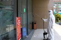 Lực lượng y tế tiến hành phun khử khuẩn tại tòa nhà HHA ở xã Tân Lập (Đan Phượng) vì có các ca mắc COVID-19. Ảnh: Nguyễn Điệp - TTXVN