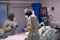 Nhân viên y tế điều trị cho bệnh nhân COVID-19 tại một bệnh viện ở Milton Keynes, Anh. Ảnh: REUTERS/TTXVN