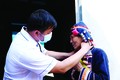 Cán bộ y tế Trạm y tế xã Huổi Luông, huyện Phong Thổ (Lai Châu) khám bệnh sàng lọc cho đồng bào dân tộc tại nhà. Ảnh: Nguyễn Oanh