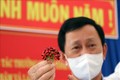 Ông Dương Văn Trang, Bí thư Tỉnh ủy Kon Tum kiểm tra hạt giống giả sâm Ngọc Linh Kon Tum được người dân mua tại huyện Tu Mơ Rông. Ảnh: Cao Nguyên-TTXVN