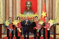 Chủ tịch nước Nguyễn Xuân Phúc trao quyết định và tặng hoa chúc mừng 4 Thẩm phán Tòa án nhân dân tối cao. Ảnh: Thống Nhất – TTXVN
