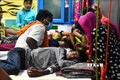 Bệnh nhân mắc sốt xuất huyết được điều trị tại bệnh viện ở Jabalpur, Ấn Độ, ngày 13/9/2021. Ảnh: AFP/ TTXVN