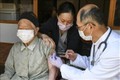 Nhân viên y tế tiêm vaccine phòng COVID-19 cho người cao tuổi tại tỉnh Nagano, Nhật Bản, ngày 21/4/2021. Ảnh: AFP/ TTXVN